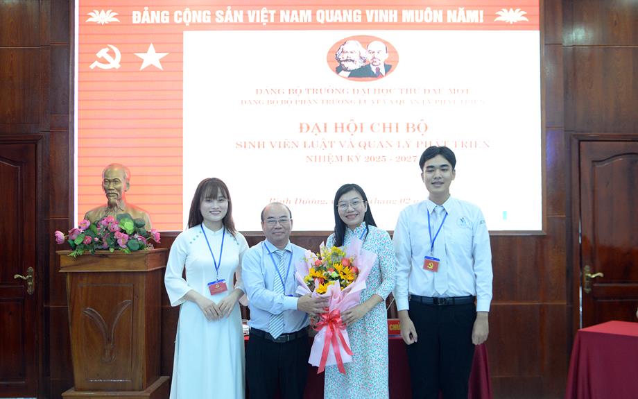 Chi bộ Sinh viên trường Luật và Quản lý phát triển tổ chức thành công Đại hội NK 2025 – 2027